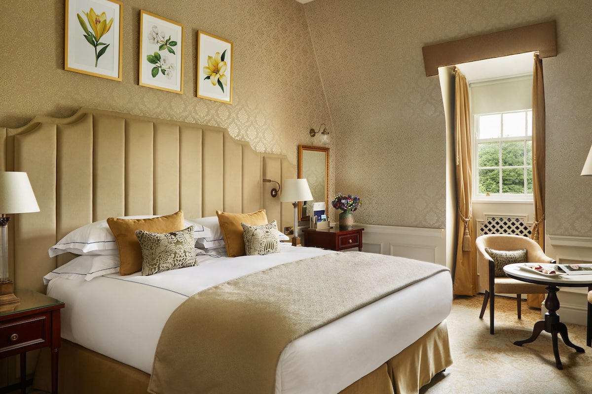 standard room | frette italian sheets, premium bedding, down duvets, in-room safe