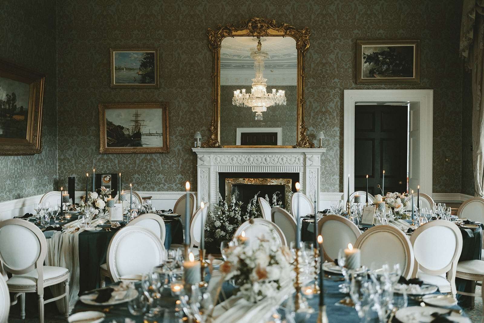 Un comedor formal con chimenea, elegantes mantelería y decoración clásica.