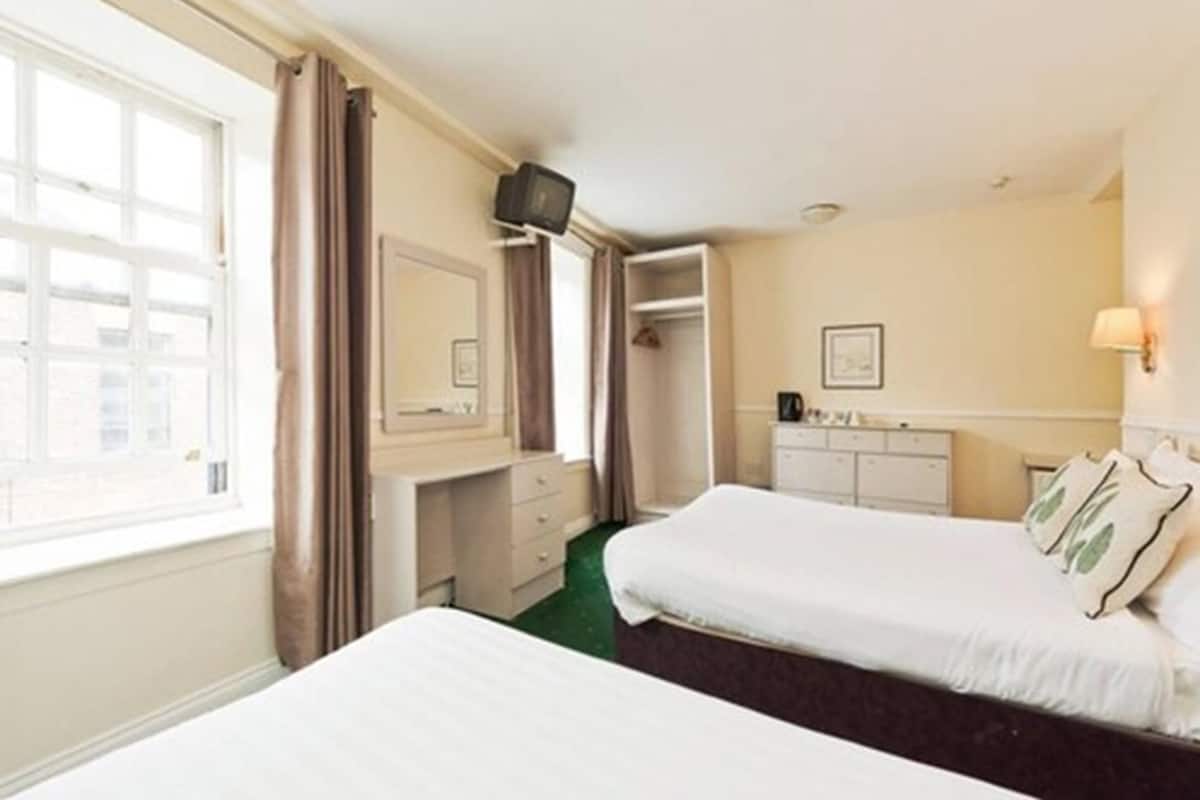 Chambre Triple | Fer et planche à repasser, Wi-Fi gratuit