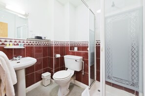 Habitación estándar doble | Baño | Secador de pelo y toallas