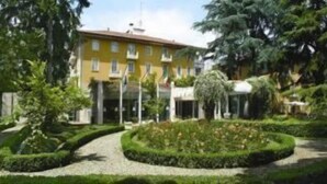 A yellow building with a garden in front, surrounded by trees. - Hotel delle Rose Terme & Wellnes Spa (Montechiarugolo)