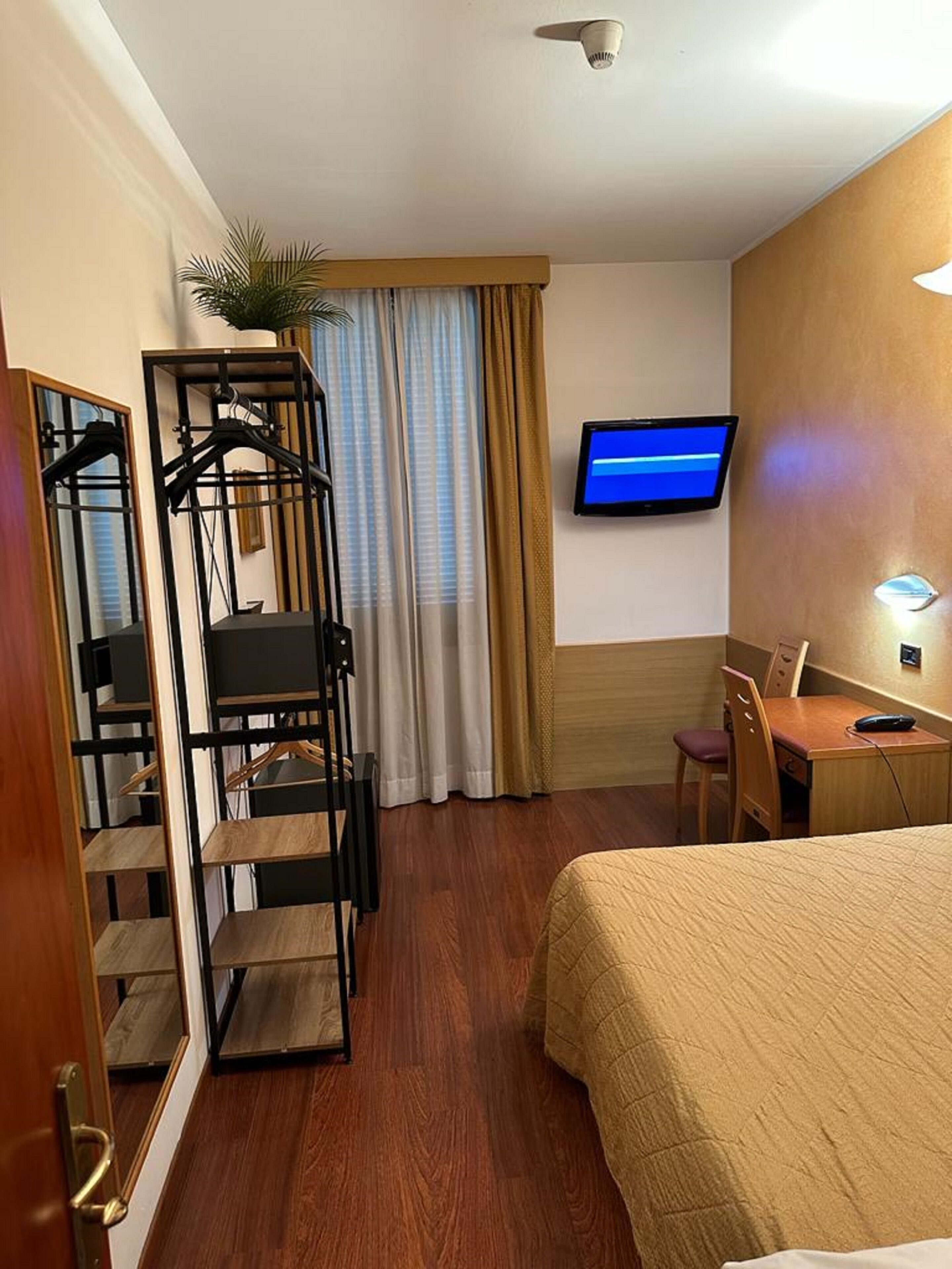 double room | down duvets, minibar, in-room safe, desk