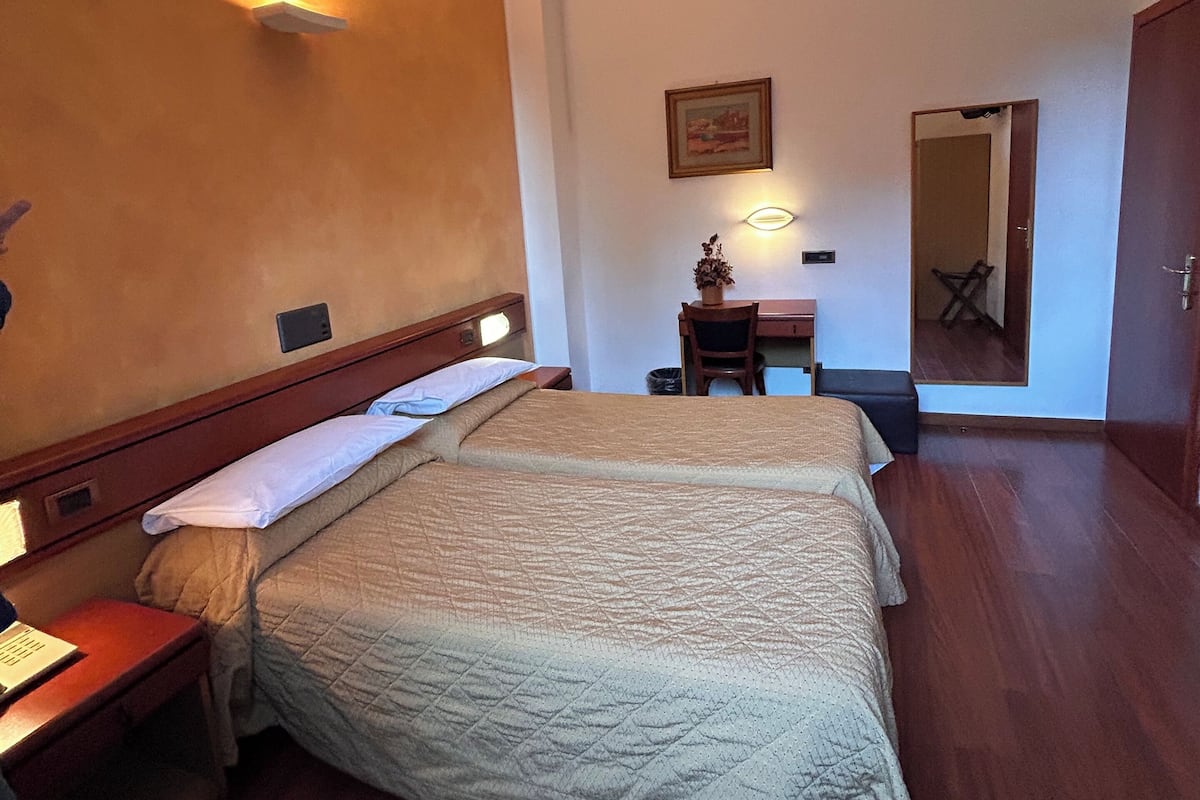 Quarto duplo econômico | Edredons de pluma, frigobar, cofres nos quartos, escrivaninha