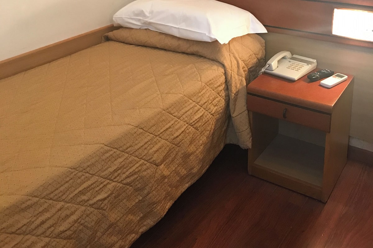 Quarto solteiro, sacada | Edredons de pluma, frigobar, cofres nos quartos, escrivaninha