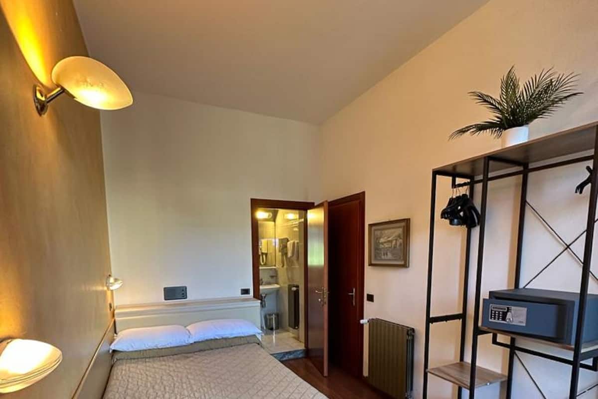 Quarto casal | Edredons de pluma, frigobar, cofres nos quartos, escrivaninha