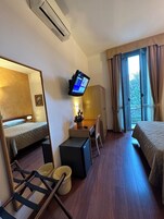 Camera doppia, balcone | Copriletto in piuma, minibar, cassaforte in camera, una scrivania