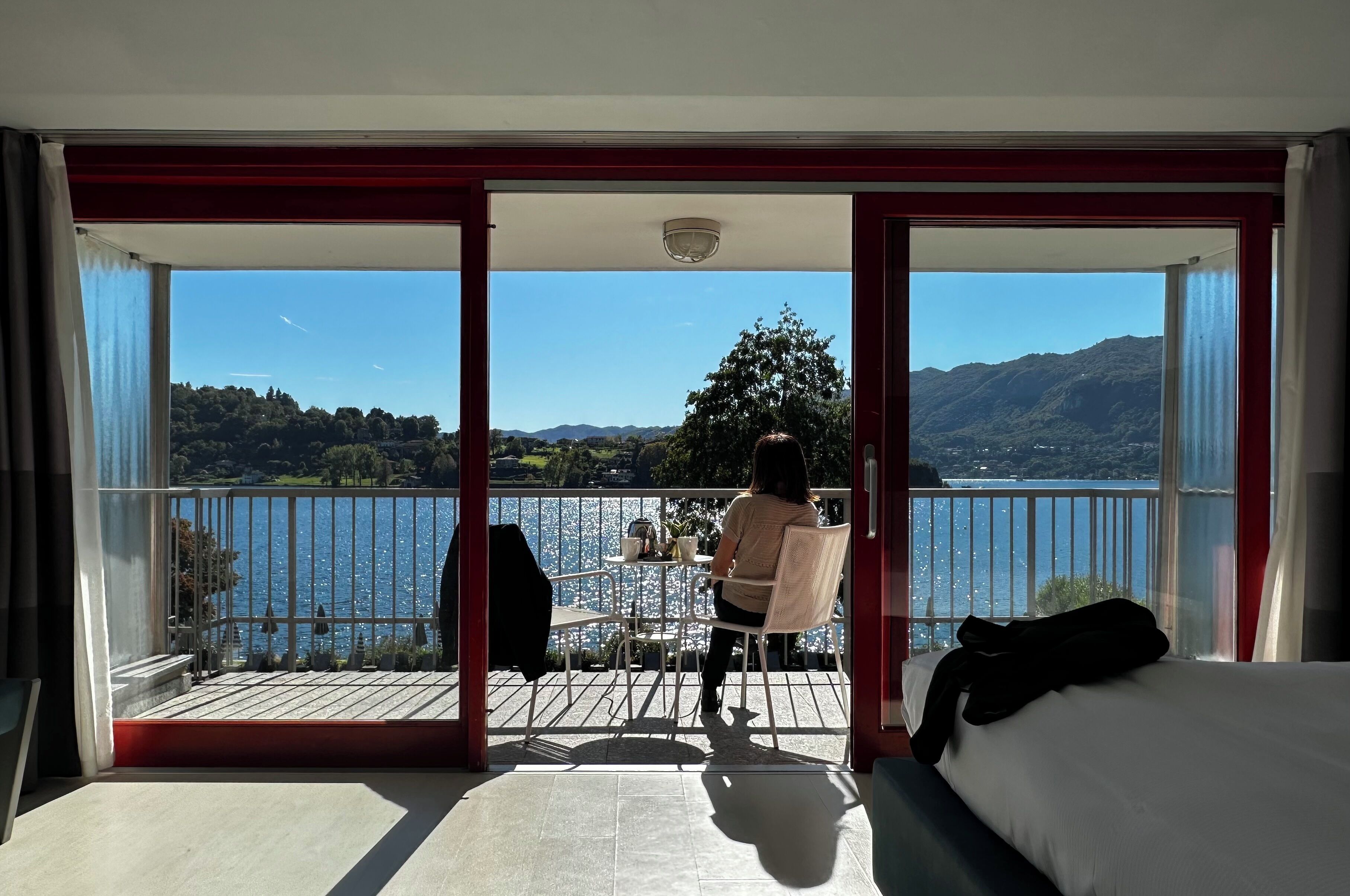 Dobbeltværelse med dobbeltseng eller 2 enkeltsenge - søudsigt (No Lift) | Dundyner, minibar, pengeskab på værelset, skrivebord