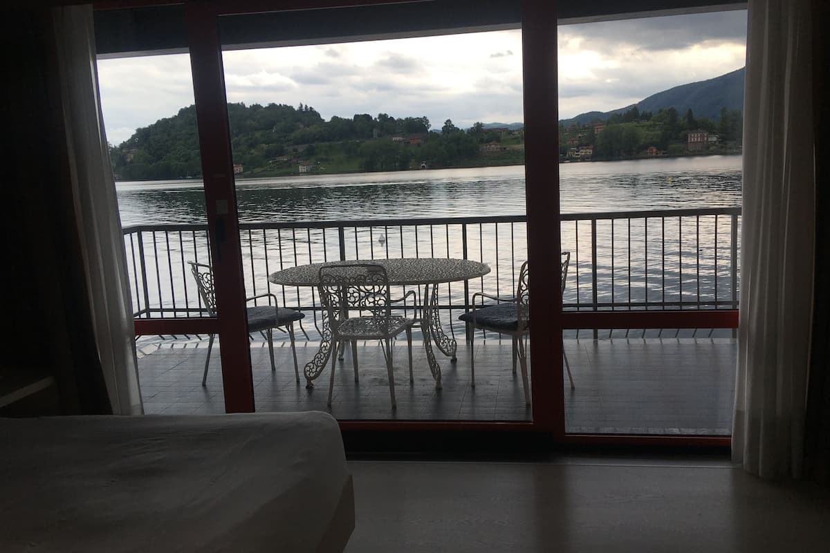 double or twin room, lake view (with lift) | down duvets, minibar, in-room safe, desk