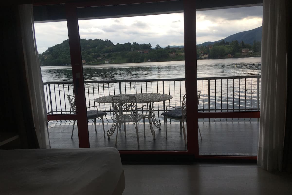 Kamar Double atau Twin, pemandangan danau (With lift) | Selimut bulu angsa, minibar, brankas, dan meja kerja