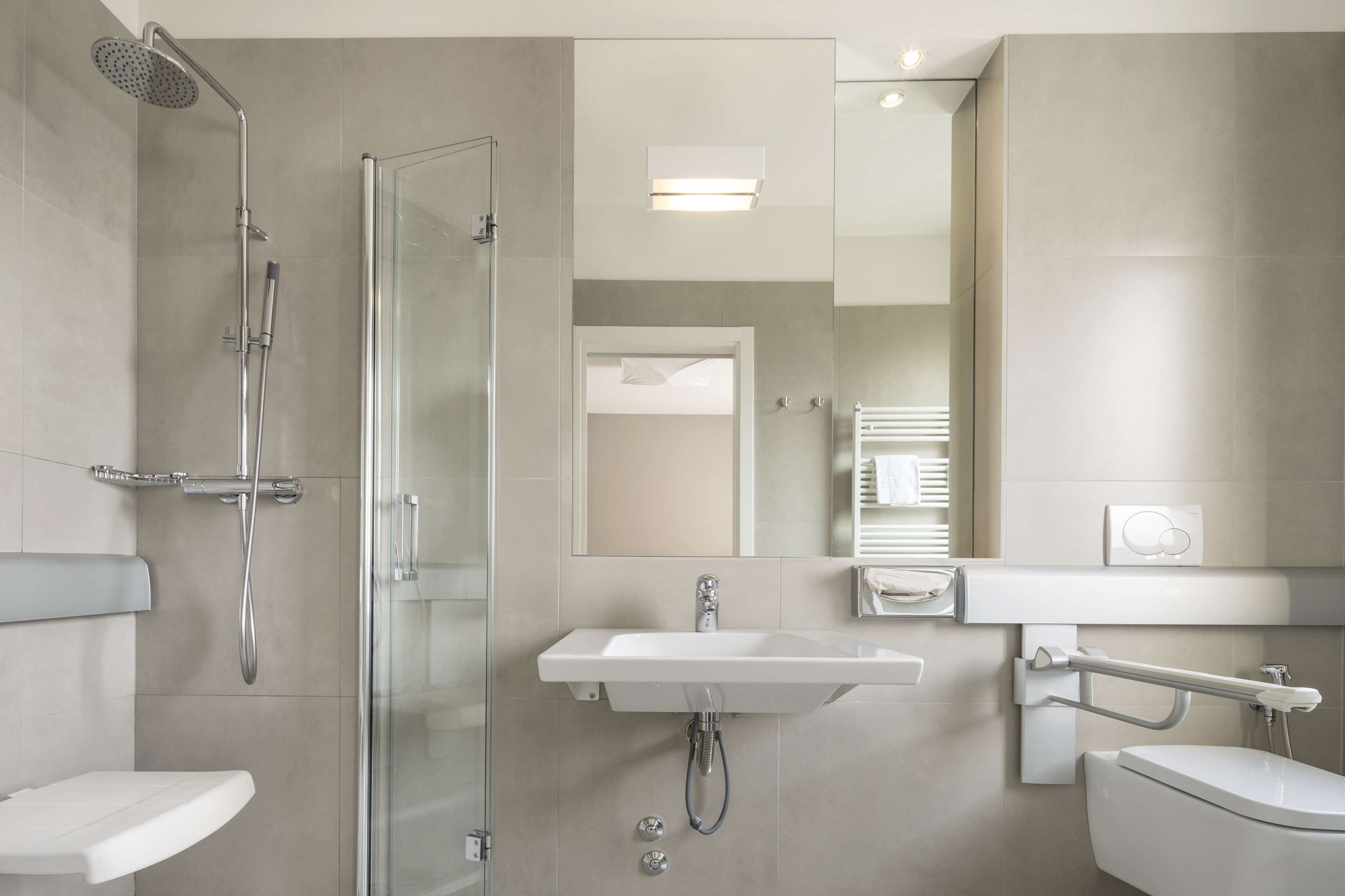 comfort room, 1 king bed, non smoking | accessible bathroom