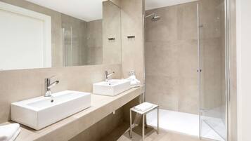 Executive Room, 1 King Bed | Bathroom | Eco-friendly toiletries, hair dryer, slippers, towels