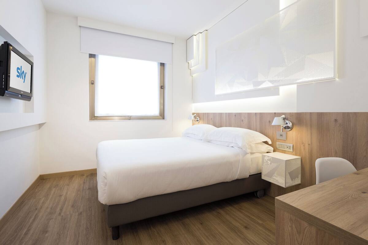 1 bedroom, hypo-allergenic bedding, down comforters, memory foam beds
