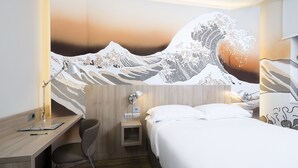 Habitación de hotel con cama, escritorio, silla y un mural en la pared con un diseño de ola.