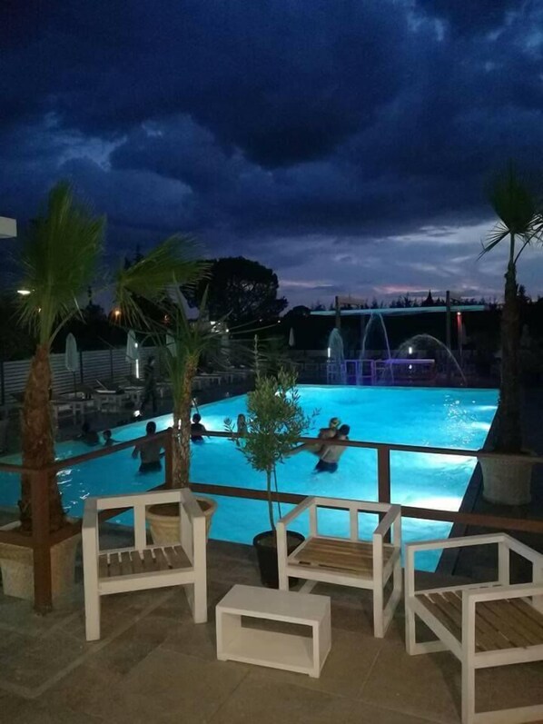 Piscina externa sazonal, funciona das 9h às 19h30, guarda-sóis