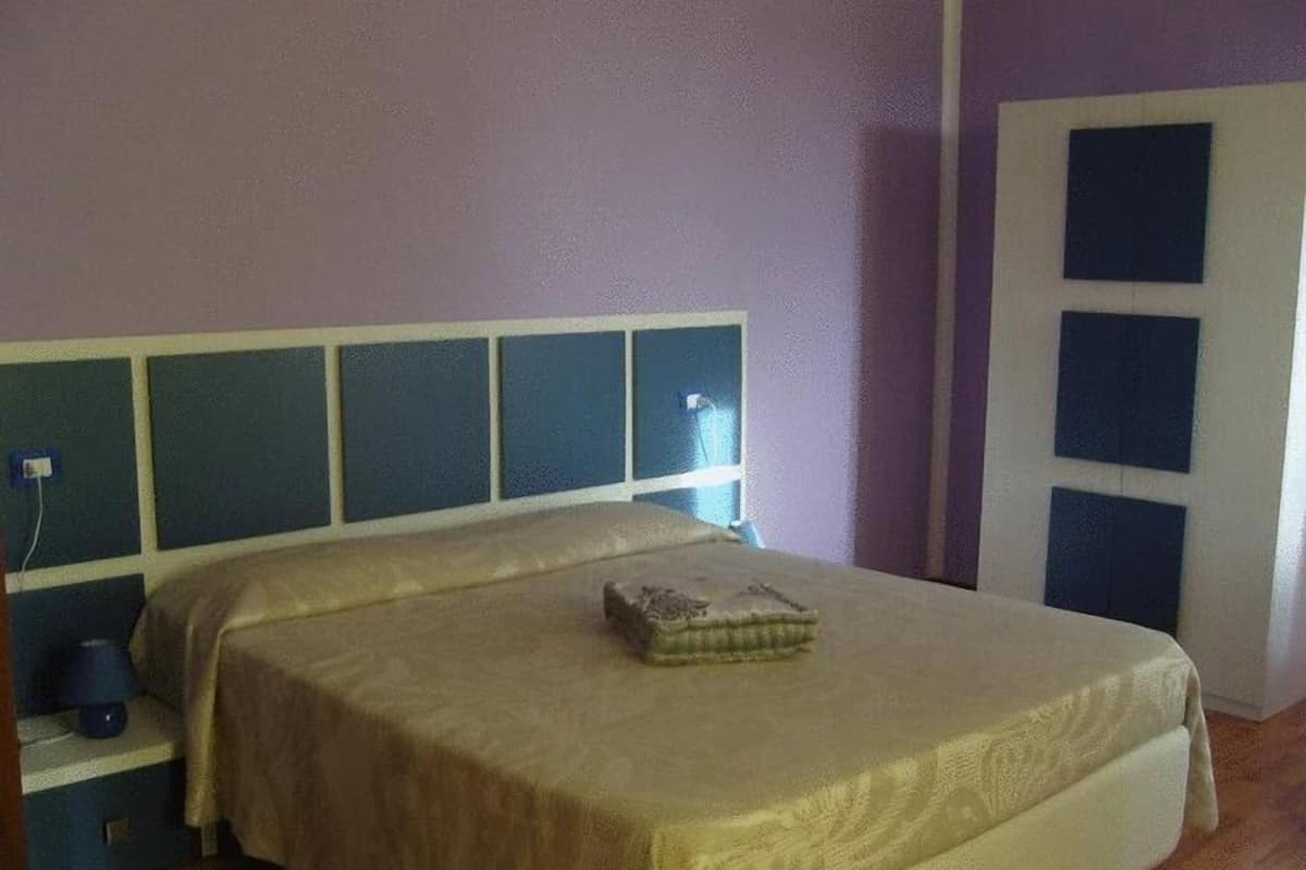 Family Room | Premium bedding, minibar, in-room safe, desk