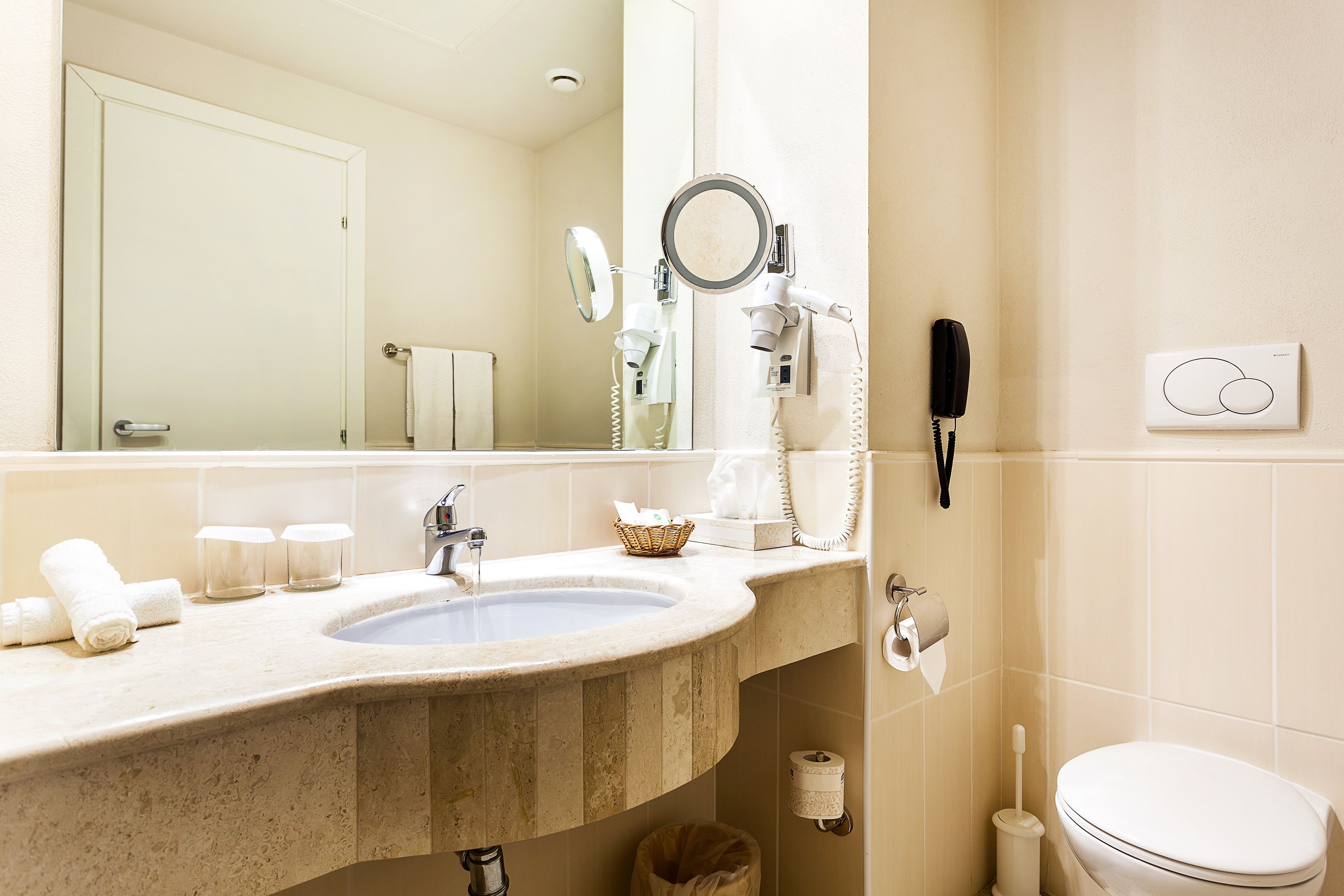 executive double room | bathroom | combined shower/bathtub, free toiletries, hair dryer, bathrobes