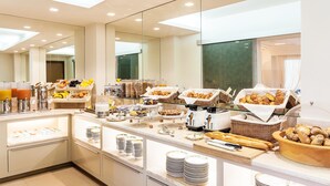 Un buffet proposant une variété de plats et une machine à café.