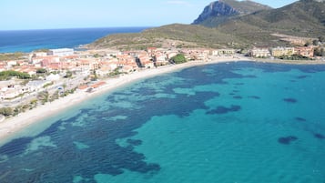 Una spiaggia nelle vicinanze, teli da spiaggia, sci nautico