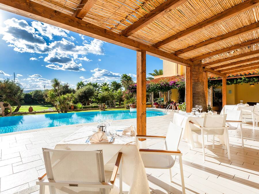 Serviço de café da manhã e jantar, vistas para a piscina