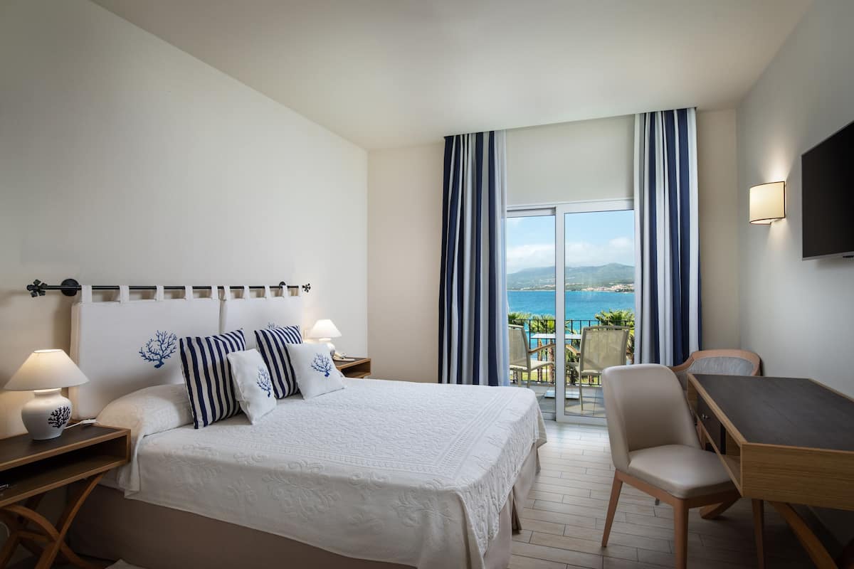 Executive Double Room | Minibar, in-room safe, desk, blackout curtains