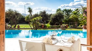 Aamiainen ja illallinen, näkymät uima-altaalle