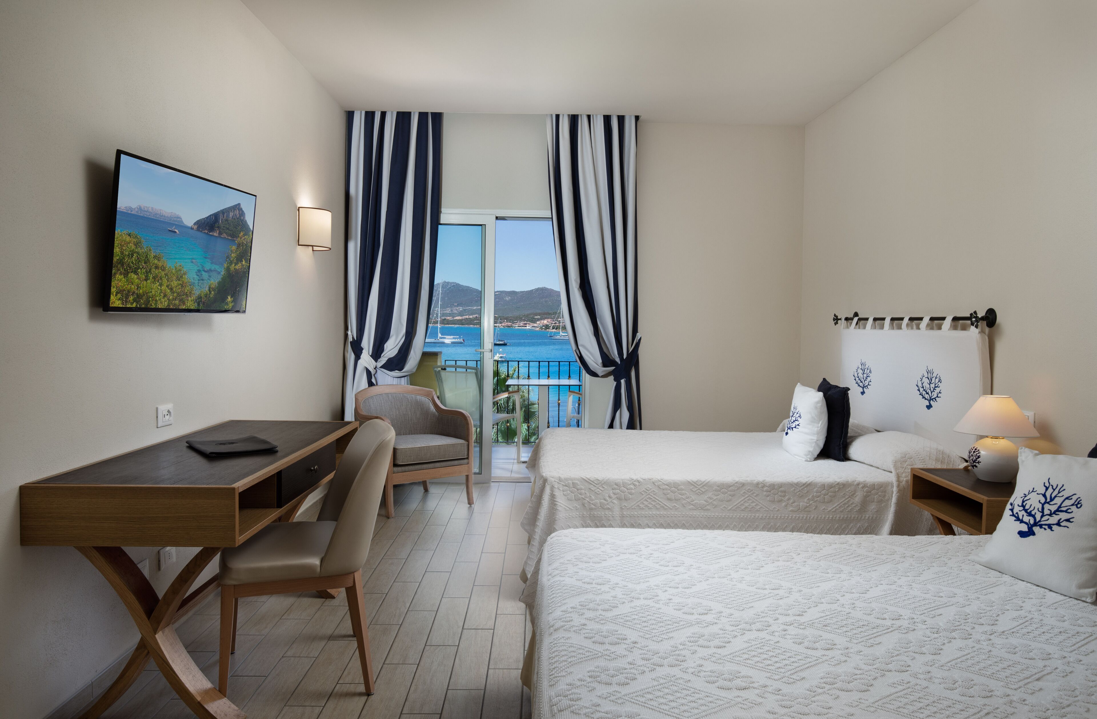 executive double room | minibar, in-room safe, desk, blackout curtains