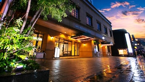 L’entrée d’un hôtel, avec une enseigne indiquant « HÔTEL JAL CITY NAGASAKI » et une façade bien éclairée.