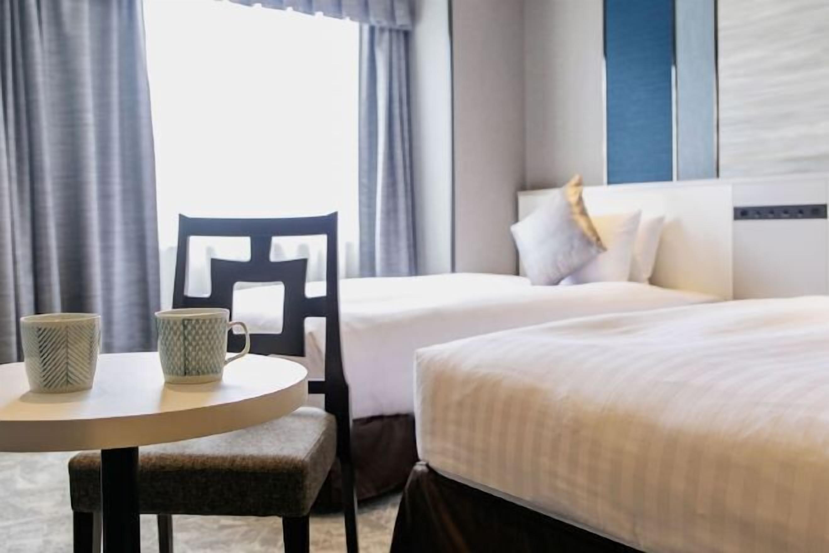 Zimmersafe, Schreibtisch, laptopgeeigneter Arbeitsplatz