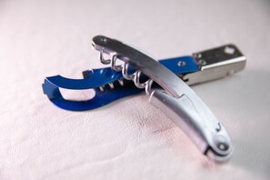 電冰箱、電熱水壺、餐桌