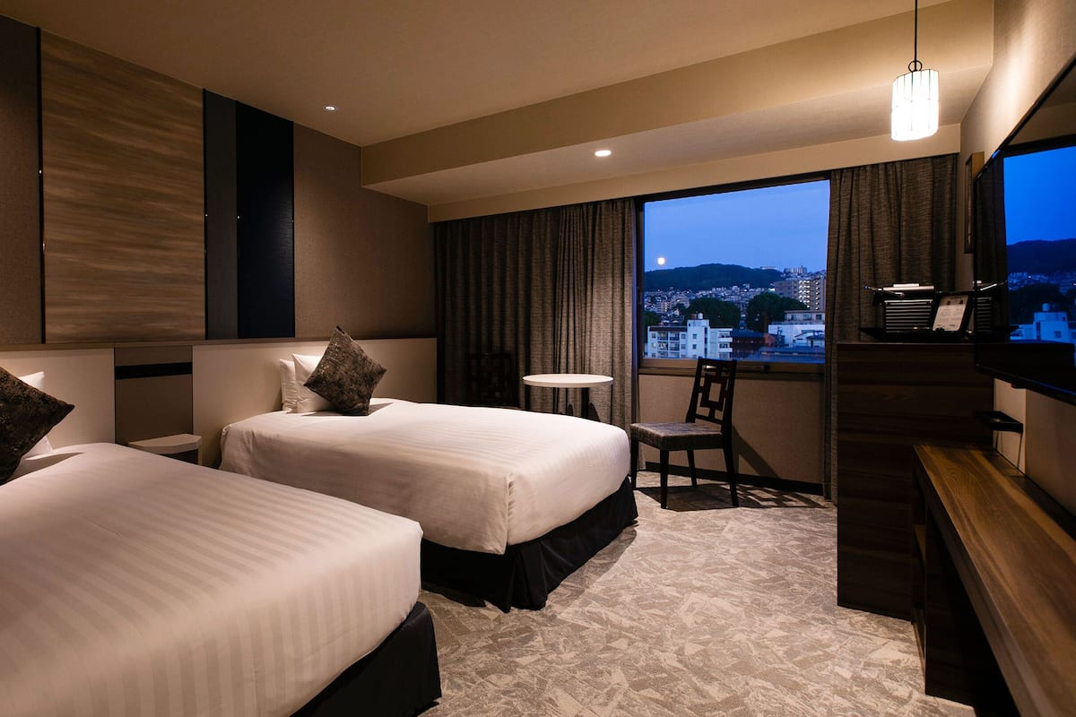 Renovation Moderate Twin Room, Non-Smoking | 1 bedroom, in-room safe, desk, laptop workspace