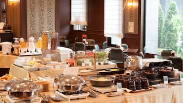 Daily buffet breakfast (JPY 2000 per person)