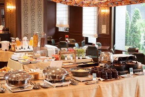 Daily buffet breakfast (JPY 1800 per person)