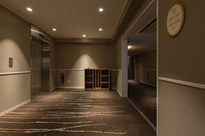 Premium bedding, down comforters, minibar, in-room safe