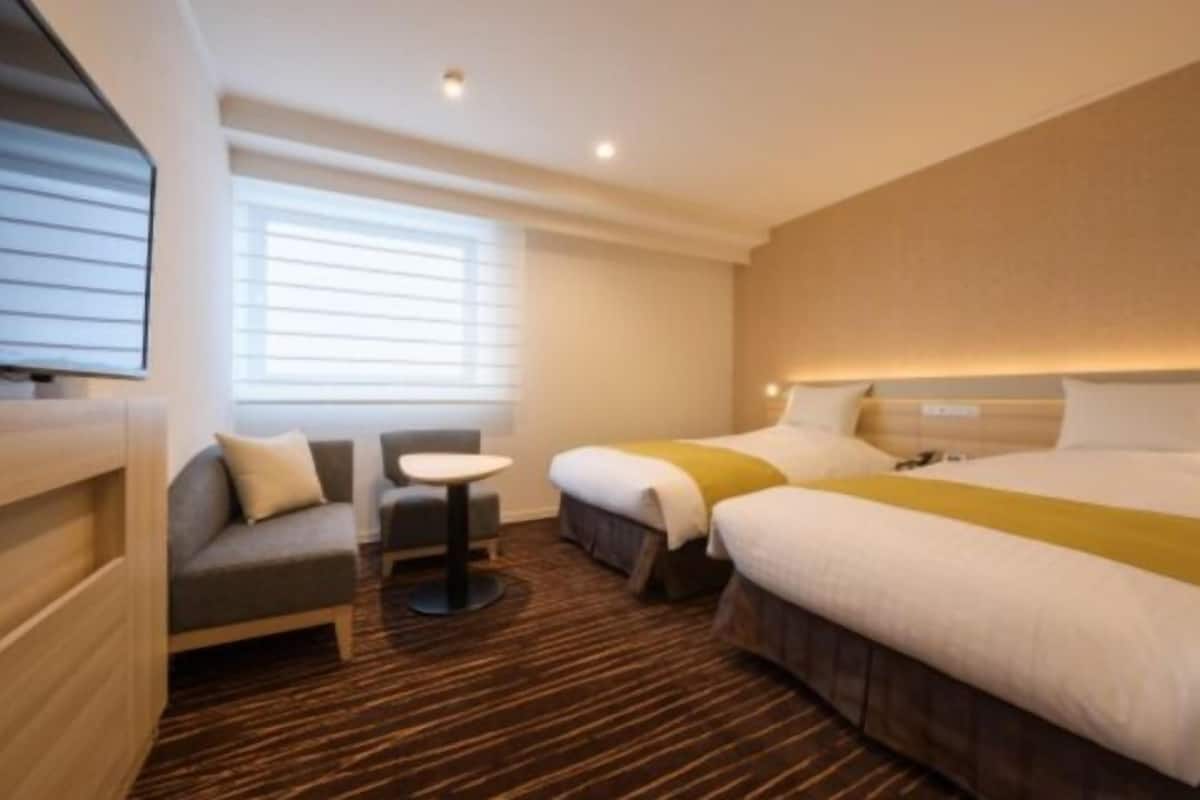 Premium bedding, down comforters, minibar, in-room safe