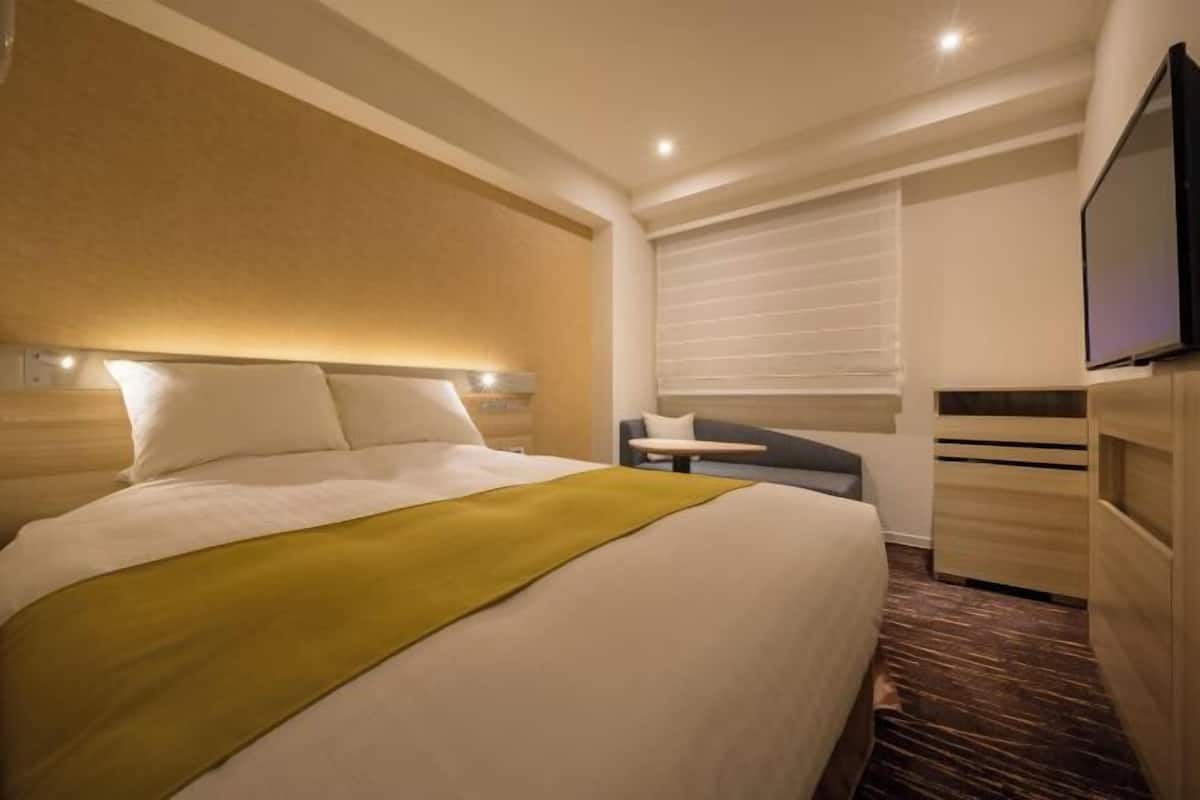 Premium bedding, down comforters, minibar, in-room safe
