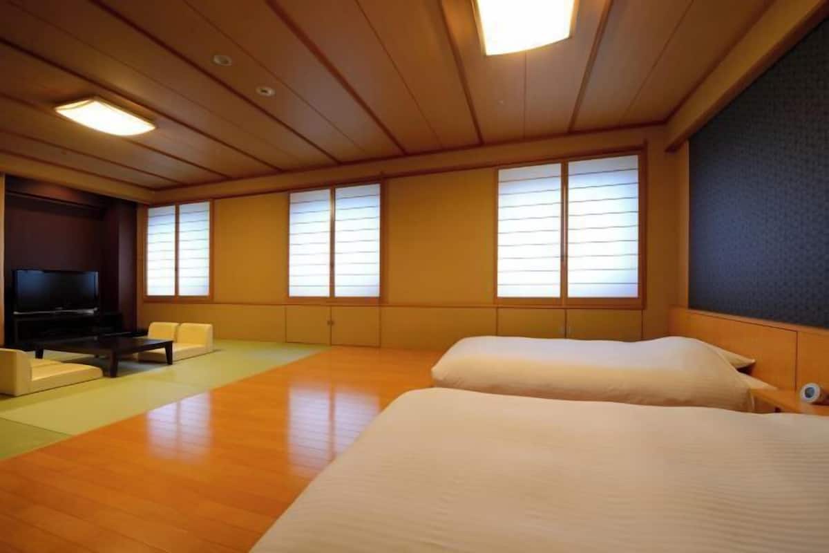 Premium bedding, down comforters, minibar, in-room safe