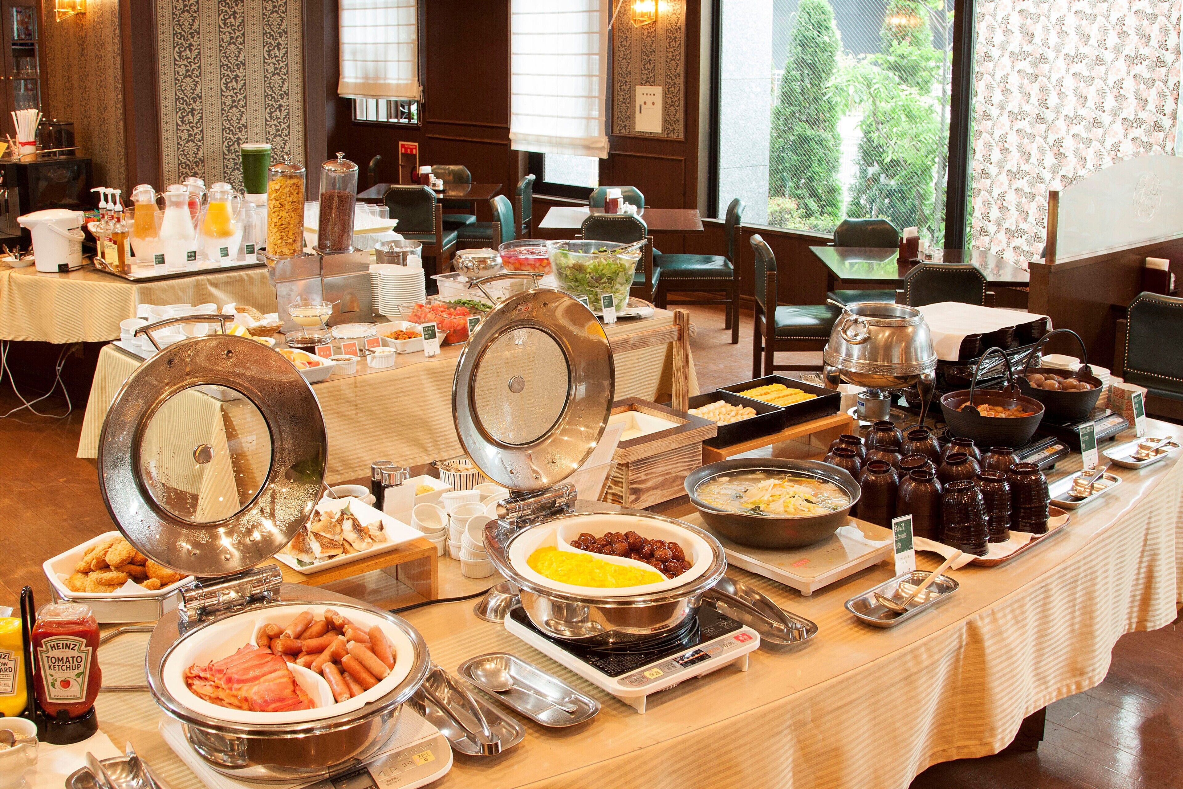 daily buffet breakfast (jpy 1800 per person)