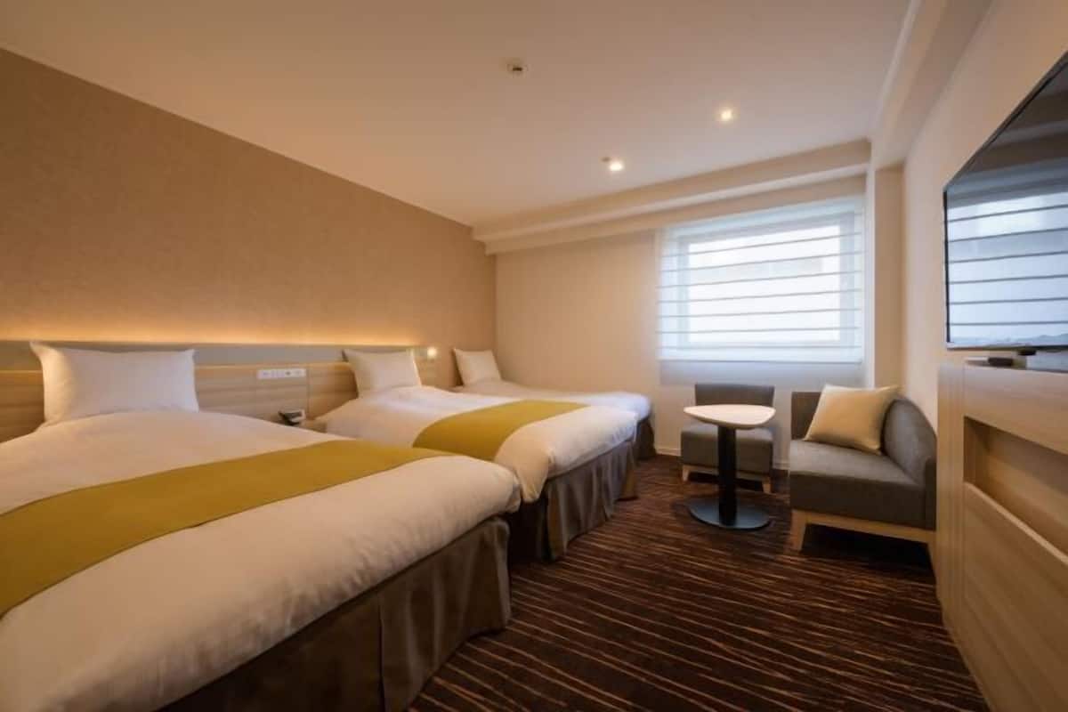 Premium bedding, down comforters, minibar, in-room safe