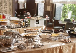 Daily buffet breakfast (JPY 1800 per person)