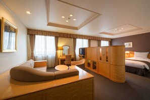 Premium bedding, down comforters, minibar, in-room safe