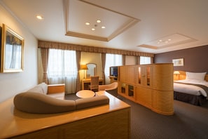Down duvets, minibar, in-room safe, desk