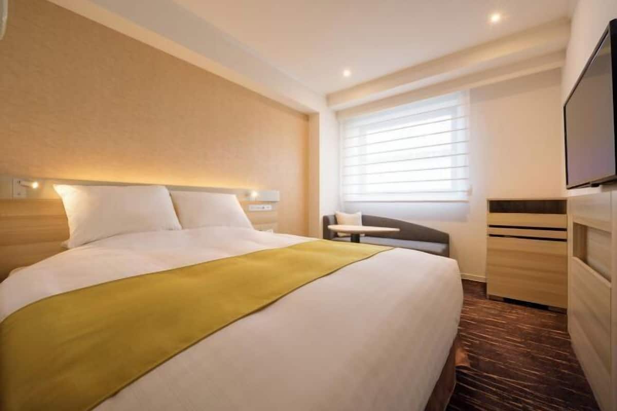 Premium bedding, down comforters, minibar, in-room safe