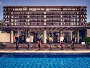 3 piscines extérieures, parasols, chaises longues