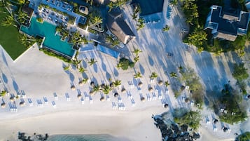Ubicación a pie de playa, arena blanca, tumbonas y sombrillas