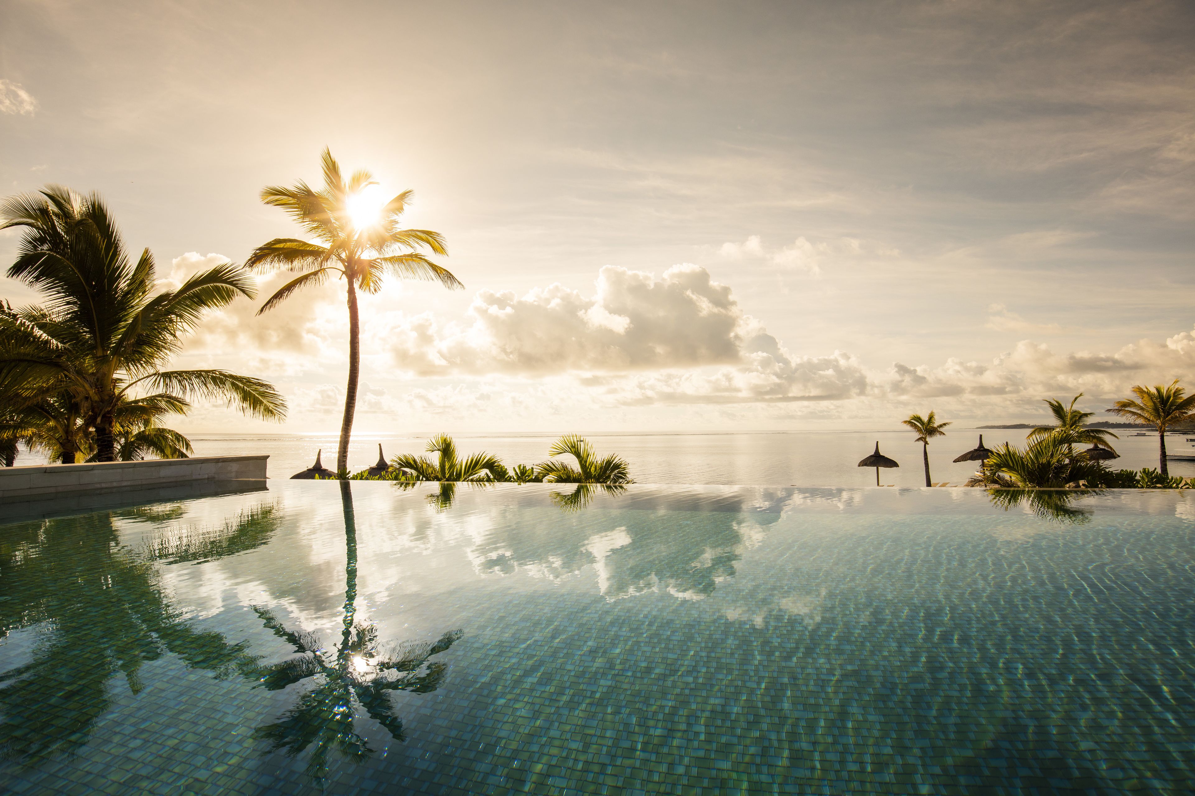 3 piscinas al aire libre, sombrillas, sillones reclinables de piscina