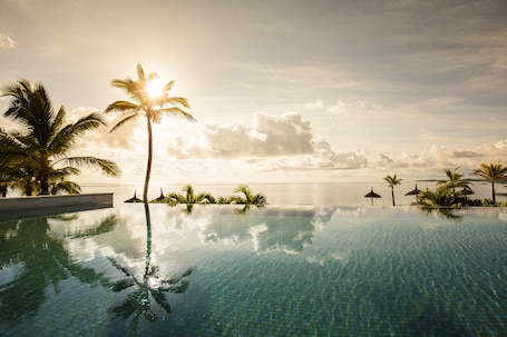 3 outdoor pools, pool umbrellas, sun loungers. Long Beach Mauritius