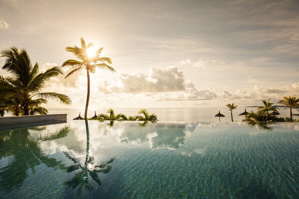 3 piscines extérieures, parasols de plage, chaises longues