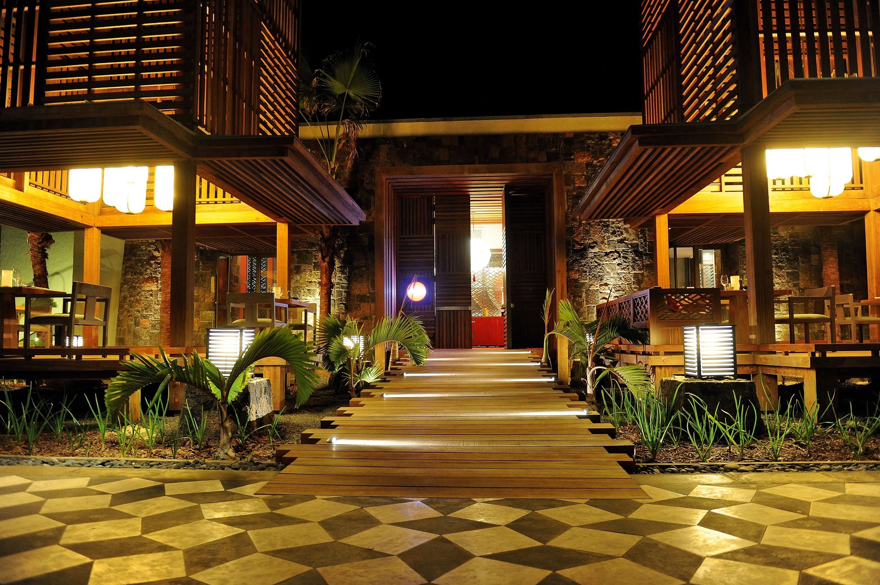 5 restaurants, breakfast, lunch, dinner served; international cuisine