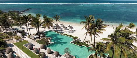 3 piscines extérieures, parasols de plage, chaises longues