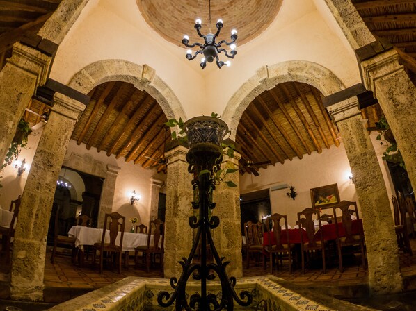 Breakfast, lunch, dinner served; Mexican cuisine - Hotel Rincón del Montero (Parras)